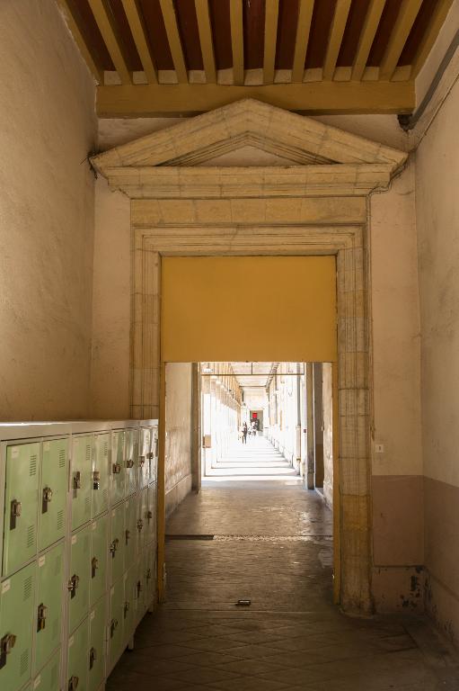 Manoir de Chènevoux, puis collège de jésuites, puis école centrale, puis lycée de garçons, actuellement lycée d'enseignement secondaire Jean-Puy