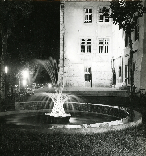 Petite Place, puis place du Marché, puis place de l'Hôtel de ville, puis Maréchal Pétain, actuellement place Maurice Mollard