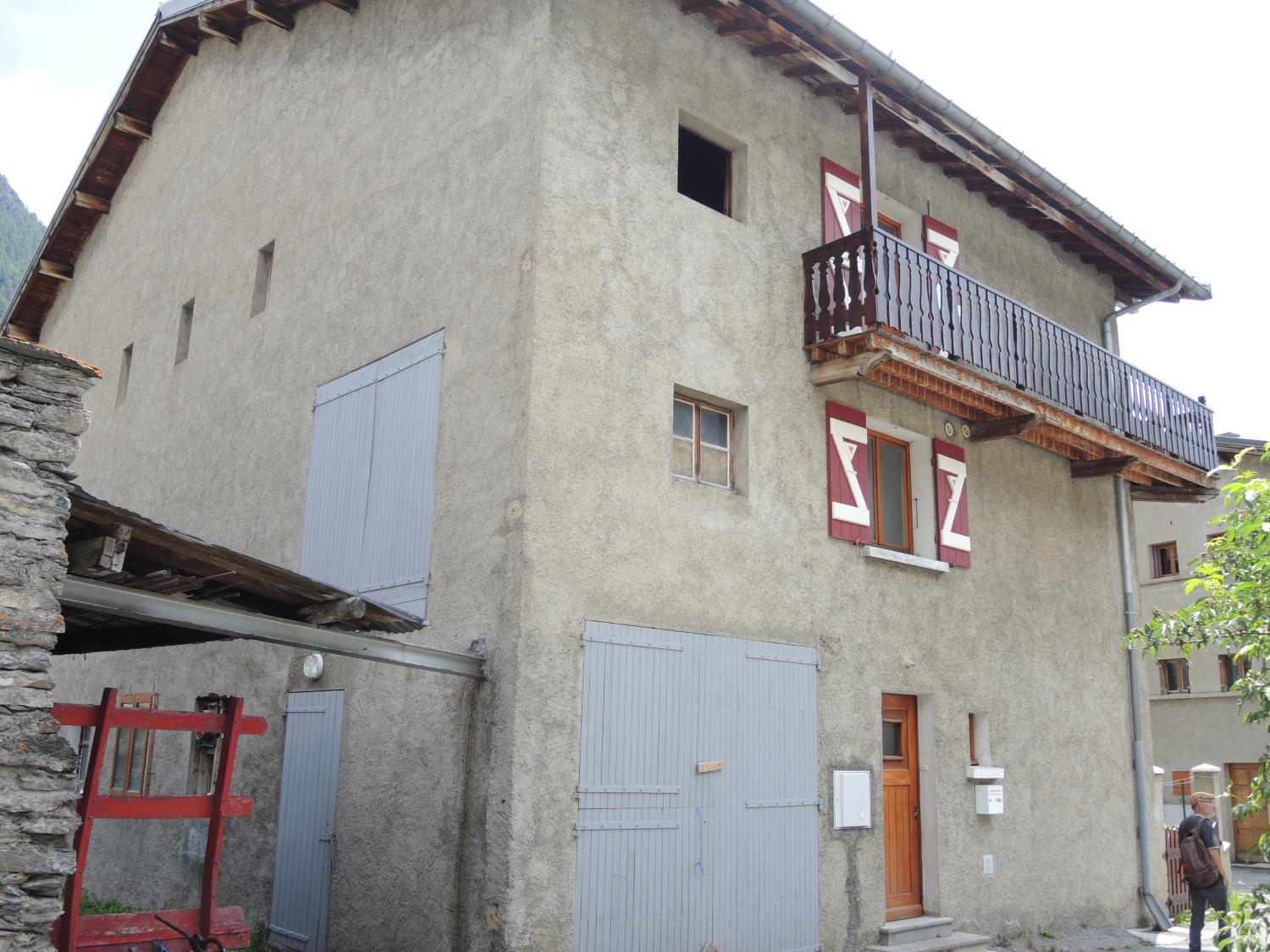 Ensemble de maisons de la reconstruction à Bessans