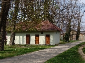 grange ; bâtiment des jockeys ; bâtiment de la pesée