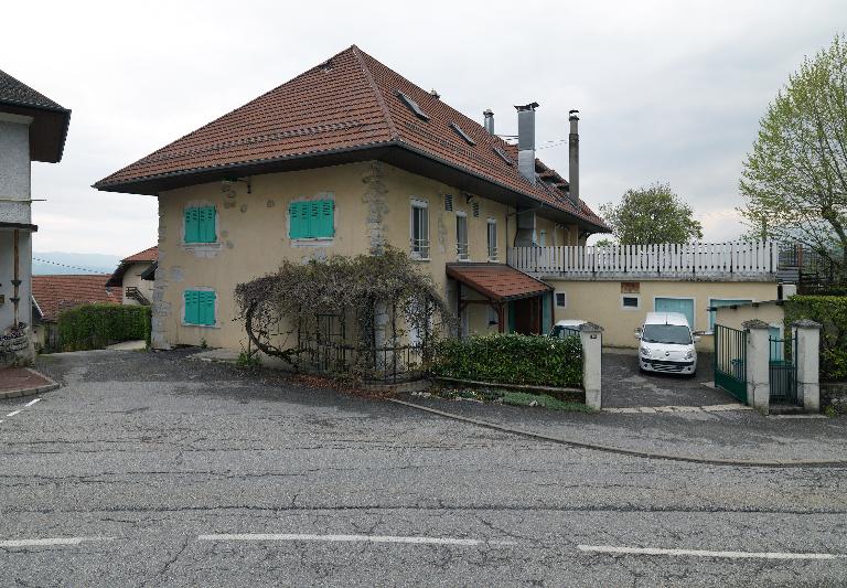 Maison, ferme, café-épicerie, home d'enfants "Le Bercail", actuellement centre de vacances "Les Platanes"