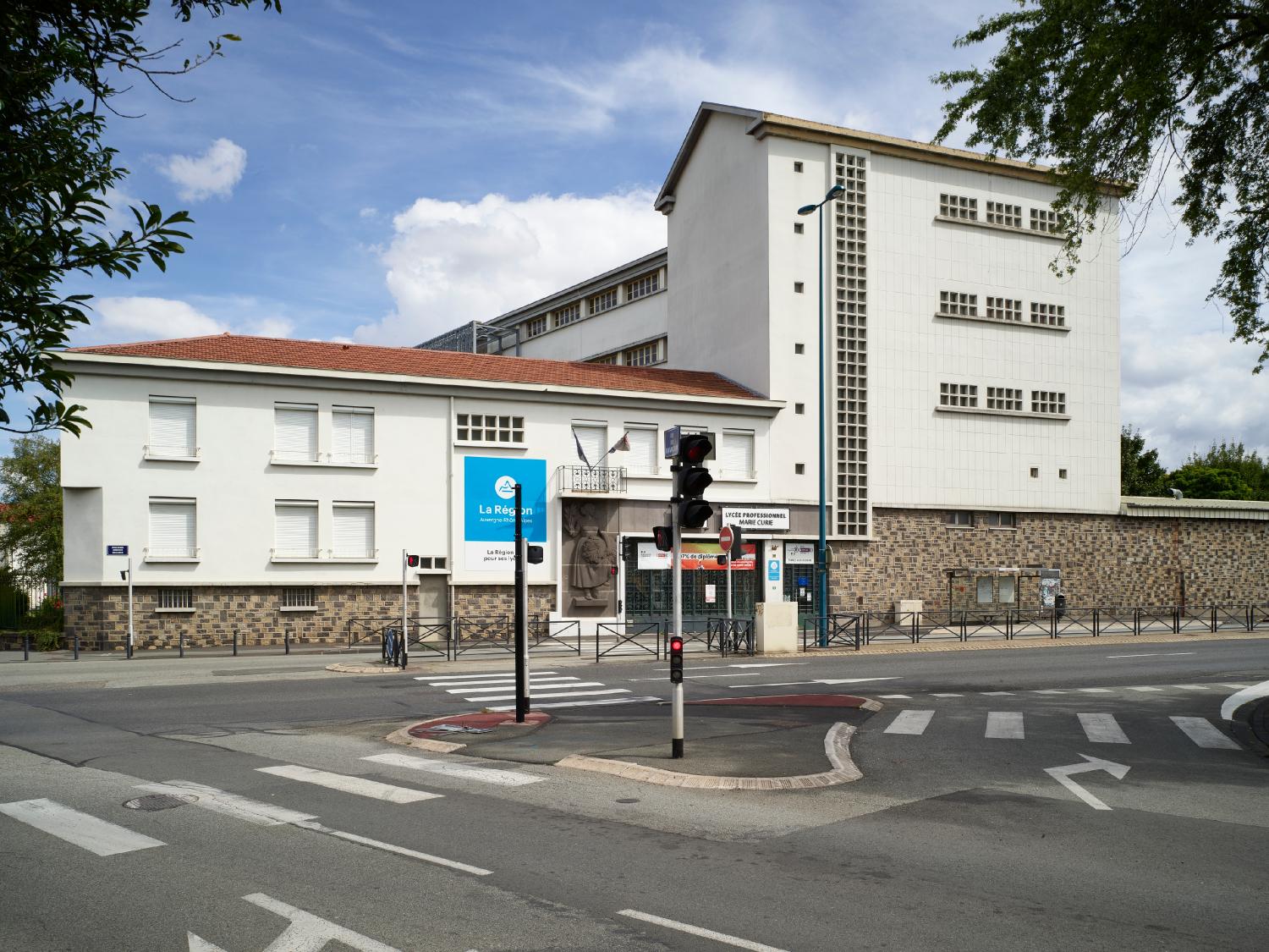 Centre d'apprentissage féminin de Montferrand, puis CET (collège d'enseignement technique) de jeunes filles, actuellement lycée professionnel de Montferrand dit lycée professionnel Marie-Curie