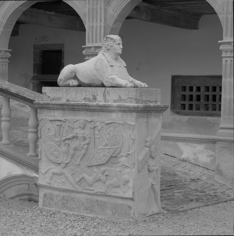 Statue du sphinx de la rampe du corps de galerie
