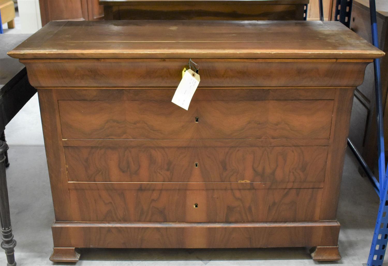 Commode à quatre niveaux de tiroirs