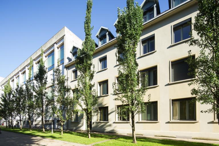 Petit lycée, actuellement immeuble à logements et salles de classe