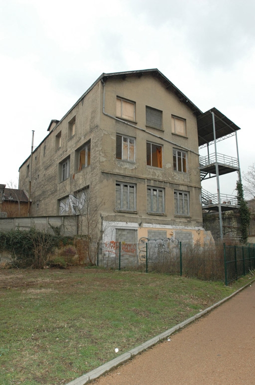 Usine de papeterie Cluzel puis ateliers du Rhône puis œuvre hospitalière française de l'ordre de Malte actuellement Acoucité : associations partis politiques syndicats