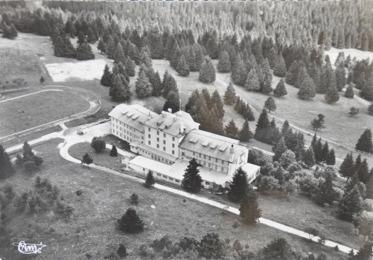 Hôtel de voyageurs, dit chalets-hôtels du Mont-Revard, puis Grand Hôtel PLM du Mont-Revard, actuellement immeuble à logements