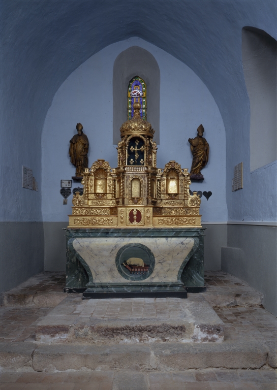 Ensemble du maître-autel : autel tombeau, gradins d'autel, tabernacle à ailes et dais d'exposition