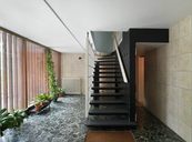 Maison-agence d'architecture de l'architecte-urbaniste Laurent Chappis à Chambéry (Savoie). L'escalier depuis le hall d'entrée