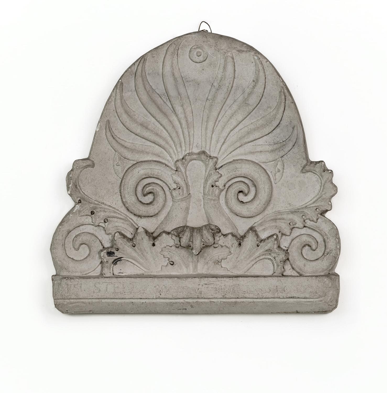 Bas-relief : Couronnement de la stèle funéraire de Mikinès