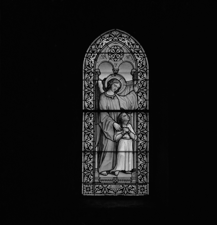 Ensemble de 2 verrières à personnages (baies n°1, 2) : l'ange gardien, la Vierge de douleur