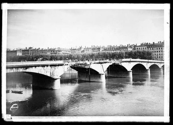 Pont de Saône, de Pierre ou du Change, puis de Nemours