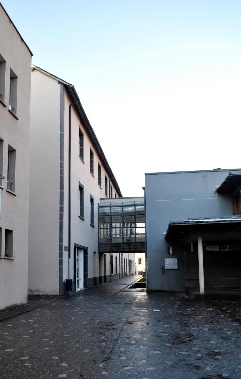 Collège de jésuites de Saint-Flour, dit collège de Fontanges, puis école secondaire municipale, collège municipal, lycée municipal, groupe scolaire Victor-Hugo, actuellement groupe scolaire Hugo-Vialatte et immeuble communal