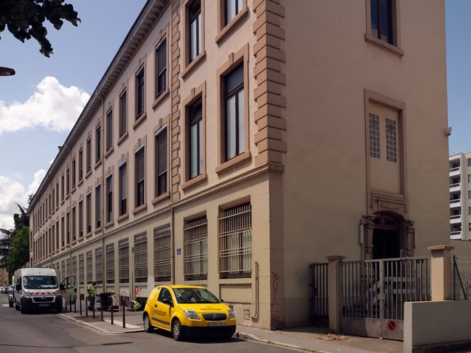 Manufacture de velours et peluches, J.-B. Martin, Bickert et Fils, E. Charbin et Cie, C. Chavant, Crozier frères actuellement centre Télécom