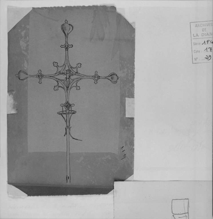 Croix de cimetière et lanterne des morts