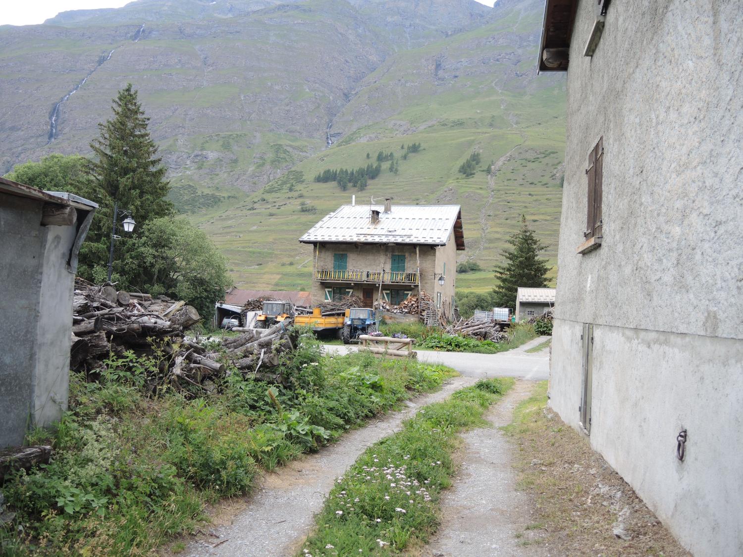Ensemble de maisons de la reconstruction à Bessans