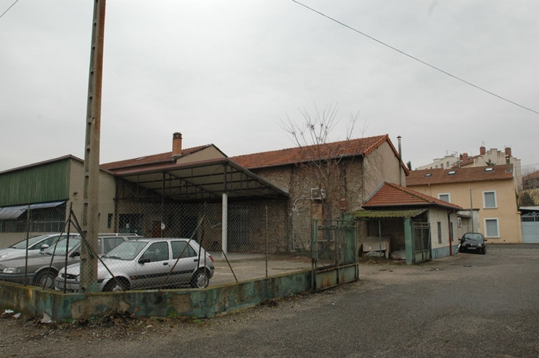 Usine de fabrication de matériaux de construction Canque frères) (gravière et entreprise de BTP) puis Eléctification du Sud Est puis techniphone et auto école Chapelier puis Décor isidore Cochet actuellement association de personnes agées