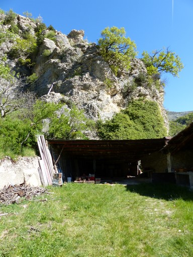 Aire à battre et hangar sud, vue prise de l'est.