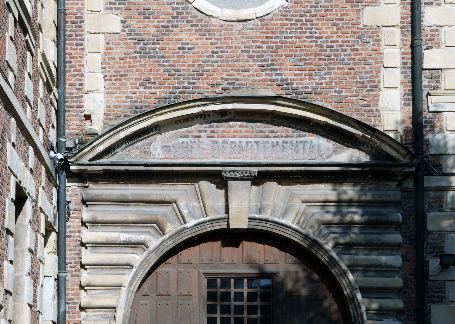 Porte du pavillon nord : détail du fronton