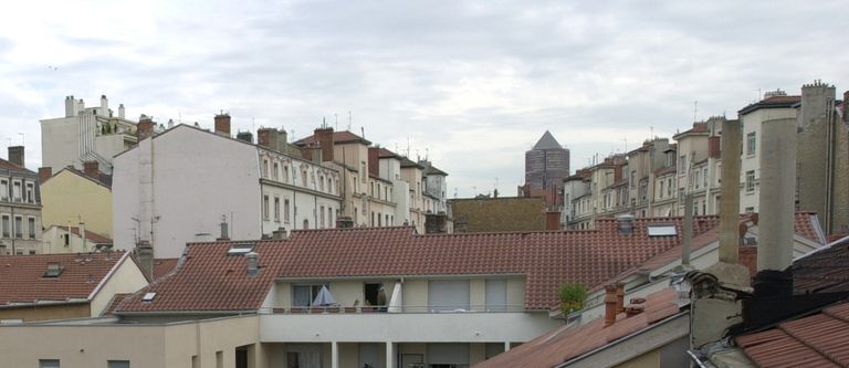 Ensemble d'immeuble et maisons à distribution commune