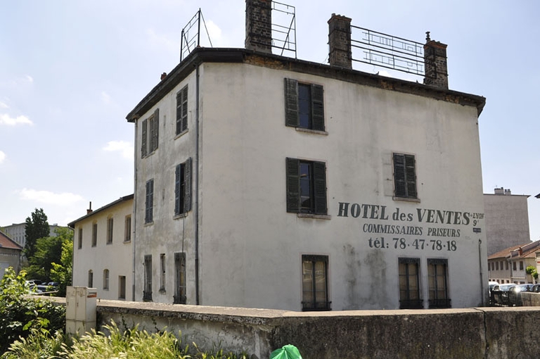 Ancien moulin puis usine de mise en bouteilles dite Charvet vins en gros puis Coquet et Monet eaux et limonade puis J.B. Beaumann et Cie fabrique de limonade et bière actuellement salle des ventes du 9eme arrondissement de Lyon