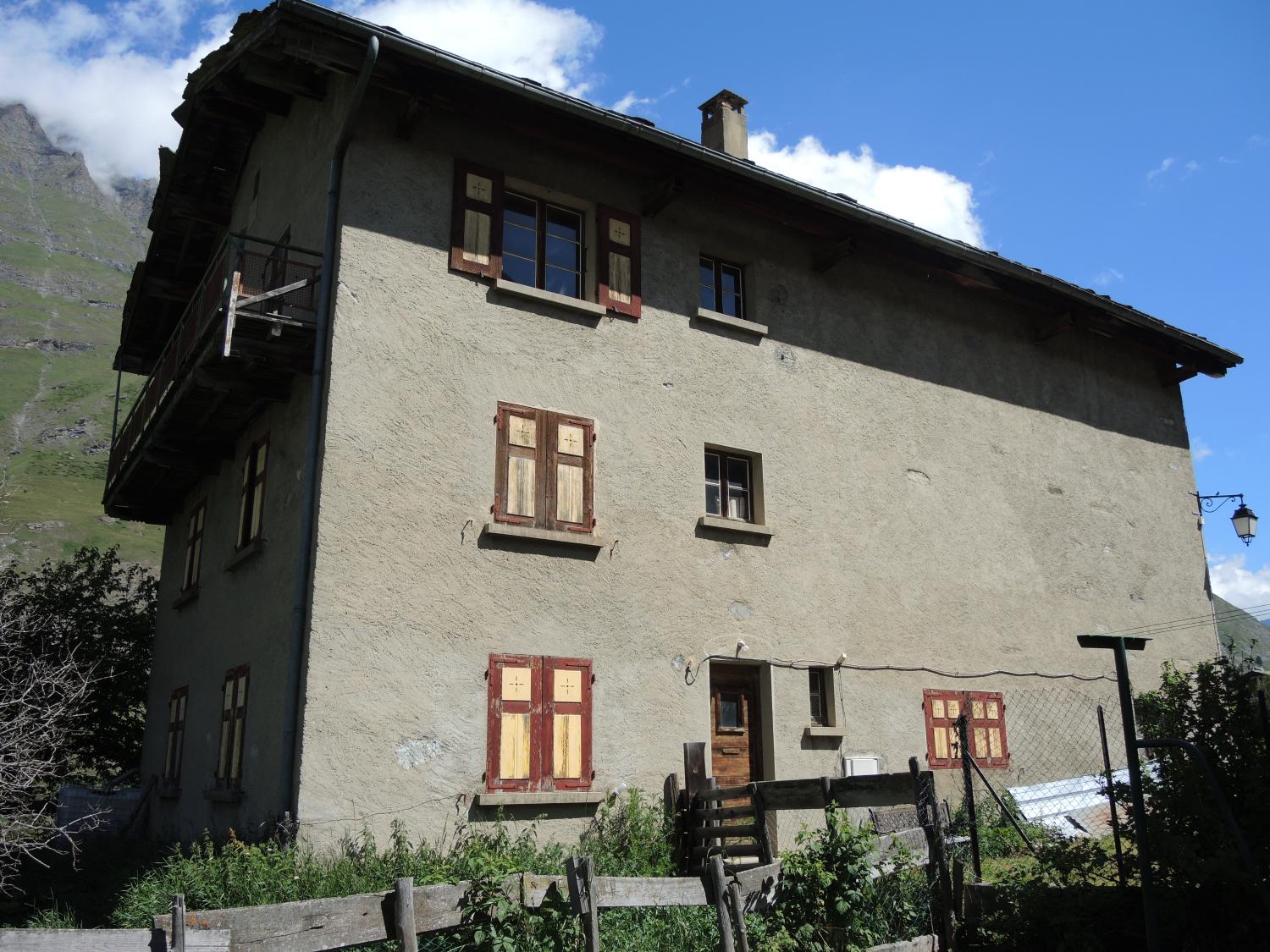 Ensemble de maisons de la reconstruction à Bessans