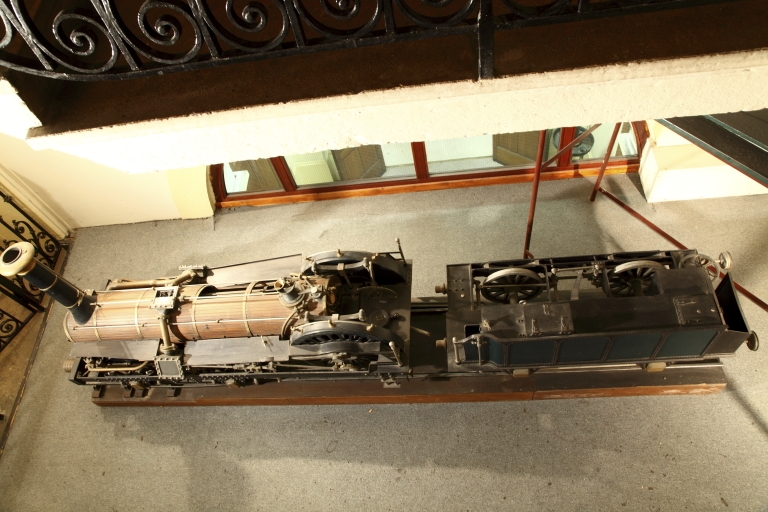 Maquettes de locomotive et de pont métallique