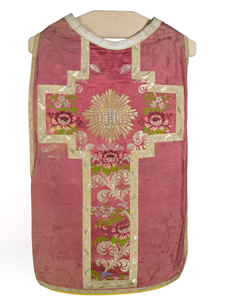 ornement rose (?) : chasuble, manipule, voile de calice, bourse de corporal