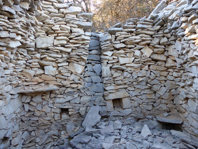 Cheminée dans une cabane, quartier du Col des Sires.