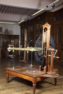 Instrument de démonstration en électrostatique : machine électrostatique de Ramsden