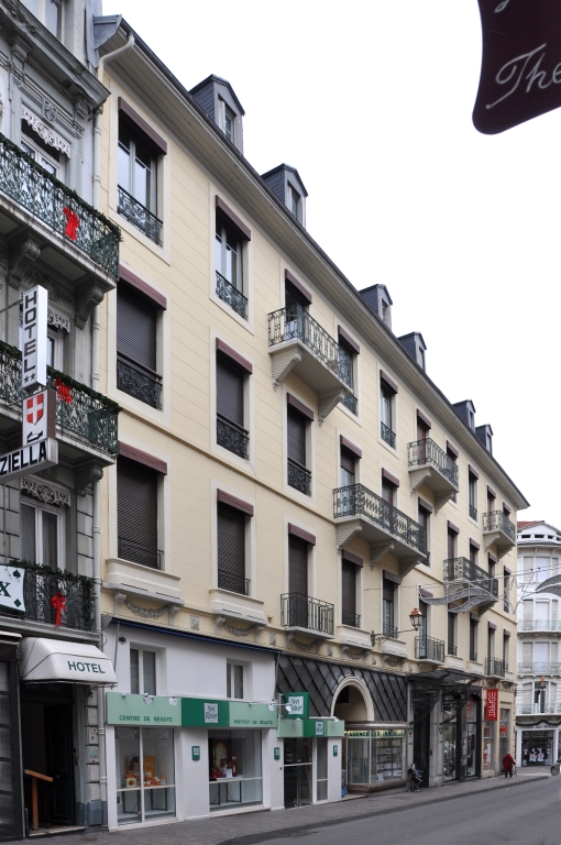 Hôtel de voyageurs, Hôtel du Globe, puis Grand Hôtel de l'Europe, puis Hôtel de l'Europe et Villa Béatrice, actuellement immeuble Europe-Béatrice
