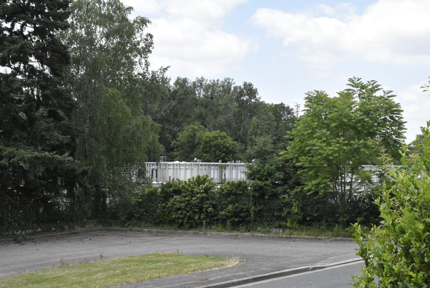 Montluçon (Allier). Vue du lycée Maurice-Guyot depuis la rue. Ce lycée est représentatif du lycée situé en lisière de ville, discret, et dont l'implantation des bâtiments est centripète sur le fonds.