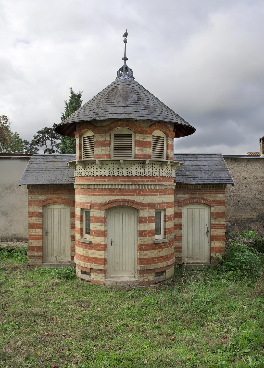 Faisanderie-pigeonnier du château de Saint-Maurice-de-Rémens