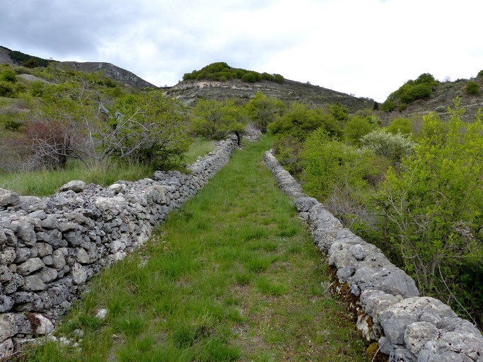 Ancien chemin de Barret-de-Lioure à Ferrassières, quartier du Génisseau.