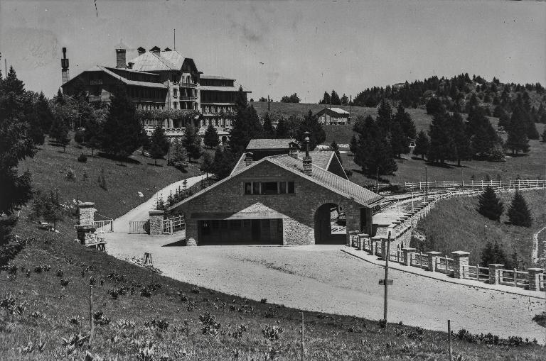 Gare d'arrivée du chemin de fer à crémaillère du Revard, puis supérette La Crémaillère, actuellement colonie de vacances de la ville de Pantin dit Centre La Crémaillère