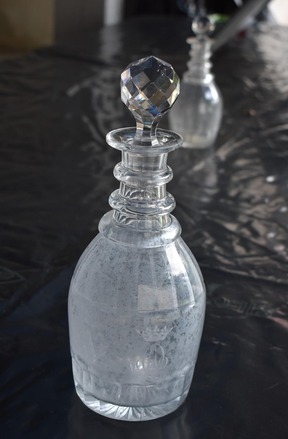 carafe gravée du numéro 6 : carafe