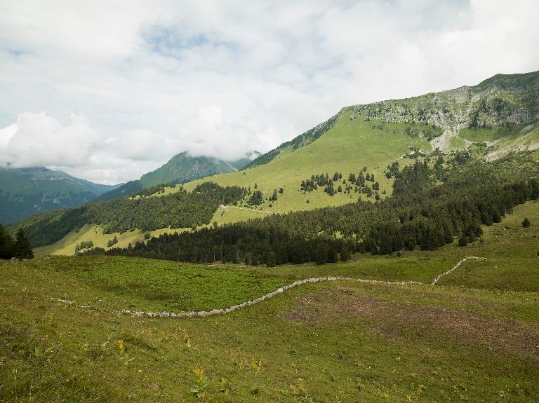 Le mur de pierres levées dans les alpages de la Combe d'Arclusaz.