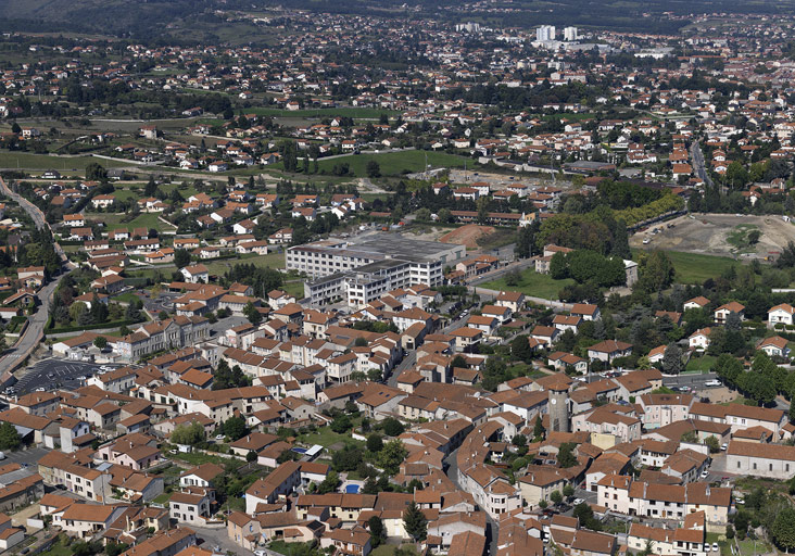 Ensemble des usines de jouets GéGé puis entrepôt pour services techniques de la ville et salles d'associations actuellement logements (site reconverti)