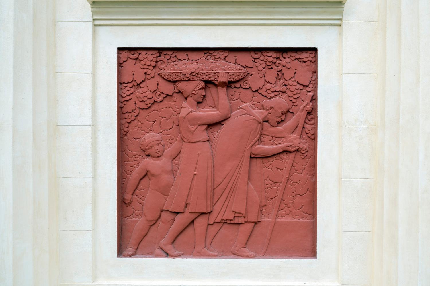 Ensemble de sept bas-reliefs : la Frise des Vendanges (?), Les Âges de la Vie, Danse ou Grâces ?, Cep de vigne, Panier de pampres
