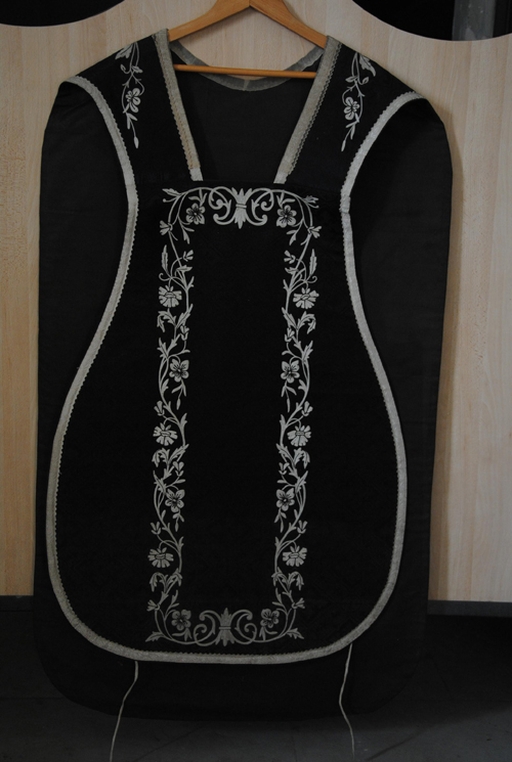 Ornement noir : chasubles (quatre)