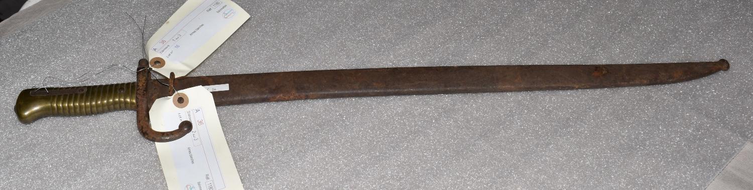 Baïonnette n°2 d'un ensemble de 2 baïonnettes et un fourreau