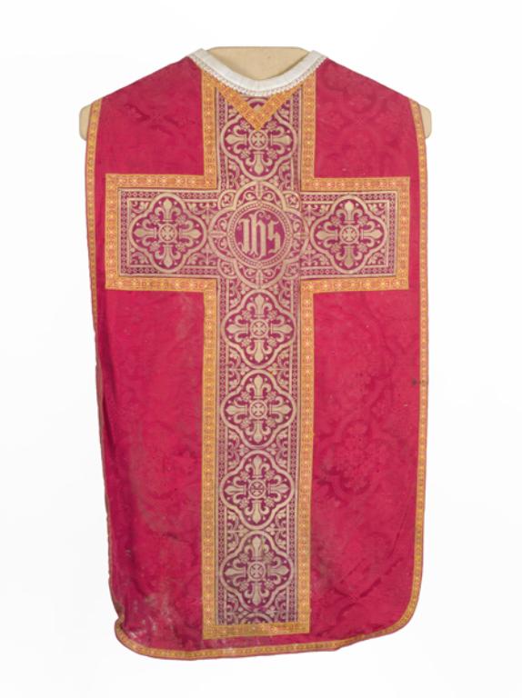 chasuble, étole, manipule, voile de calice, bourse de corporal (non étudiée) : ornement rouge