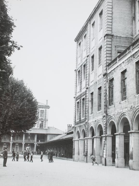 Manoir de Chènevoux, puis collège de jésuites, puis école centrale, puis lycée de garçons, actuellement lycée d'enseignement secondaire Jean-Puy