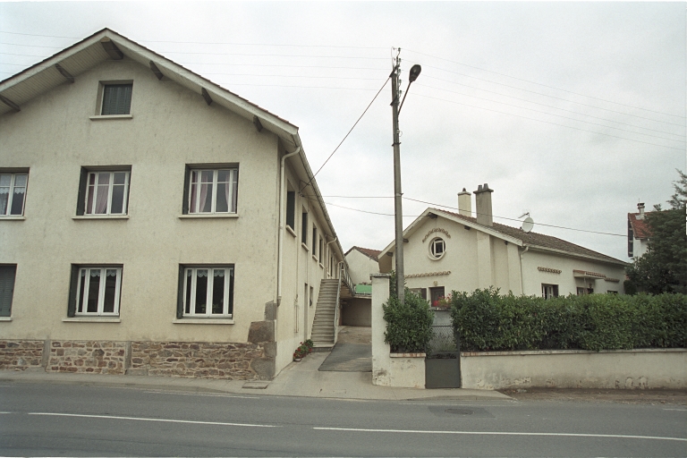 Bâtiment à usage de café, d'habitation, de relais de poste, de transport, d'écurie à cheval avec fenil