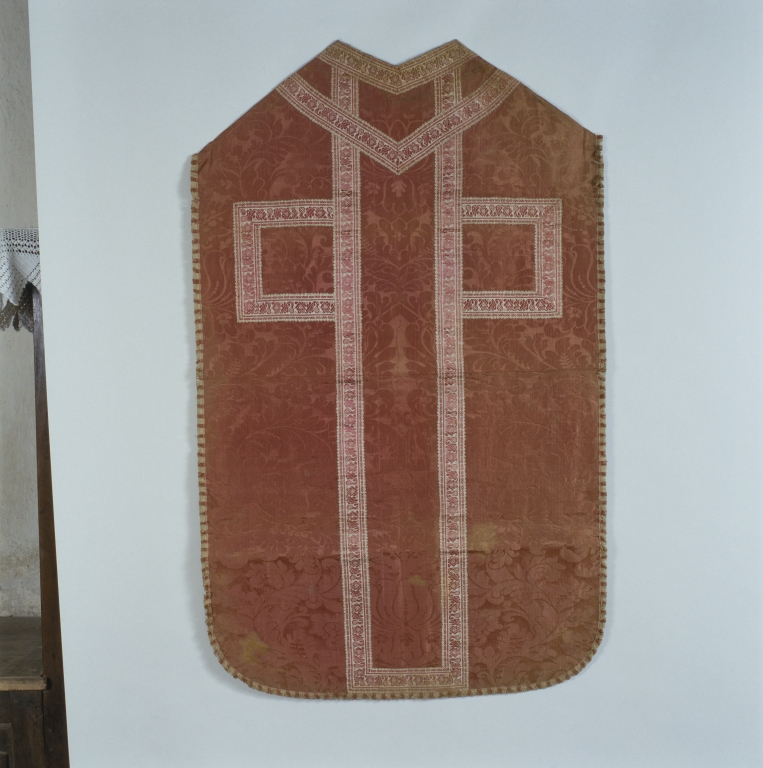 Ornement rose : chasuble, étole, bourse de corporal