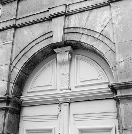 Vantail, tympan de menuiserie (dormant) du portail du cloître