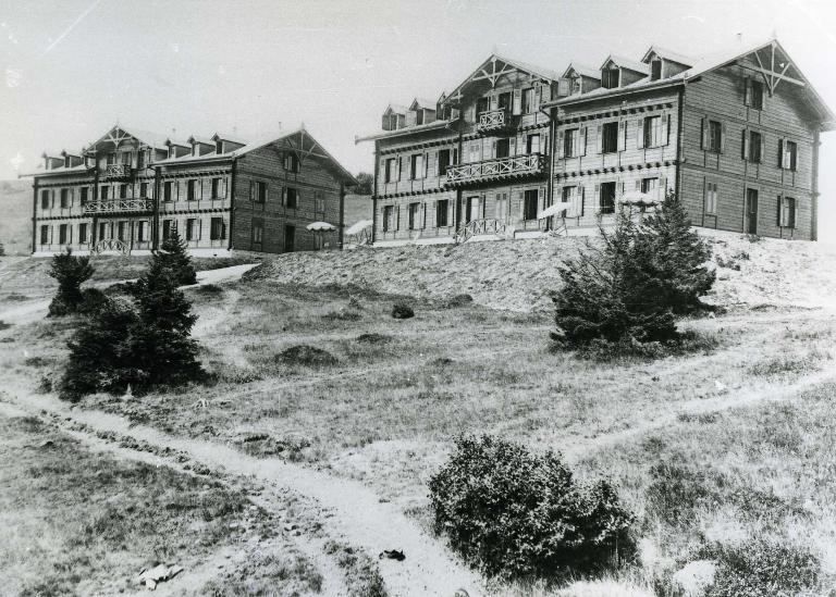 Hôtel de voyageurs, dit chalets-hôtels du Mont-Revard, puis Grand Hôtel PLM du Mont-Revard, actuellement immeuble à logements