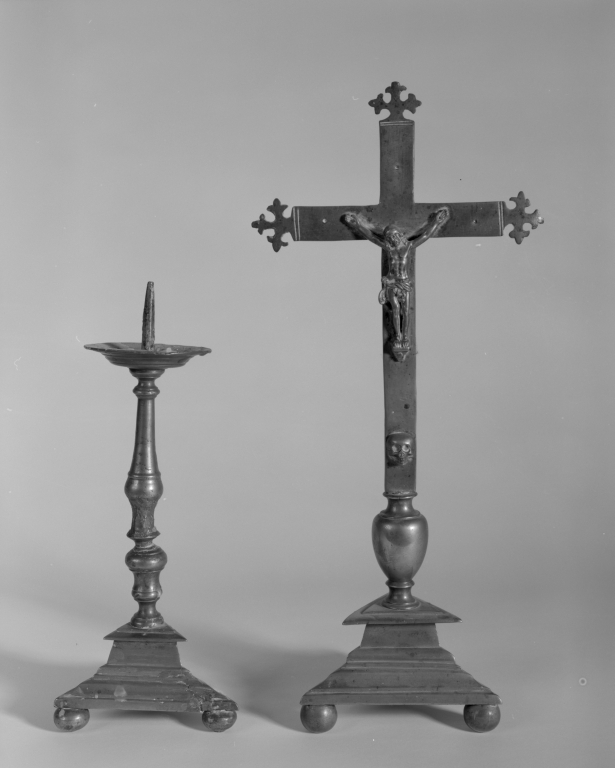 Chandelier d'autel, croix d'autel : garniture d'autel