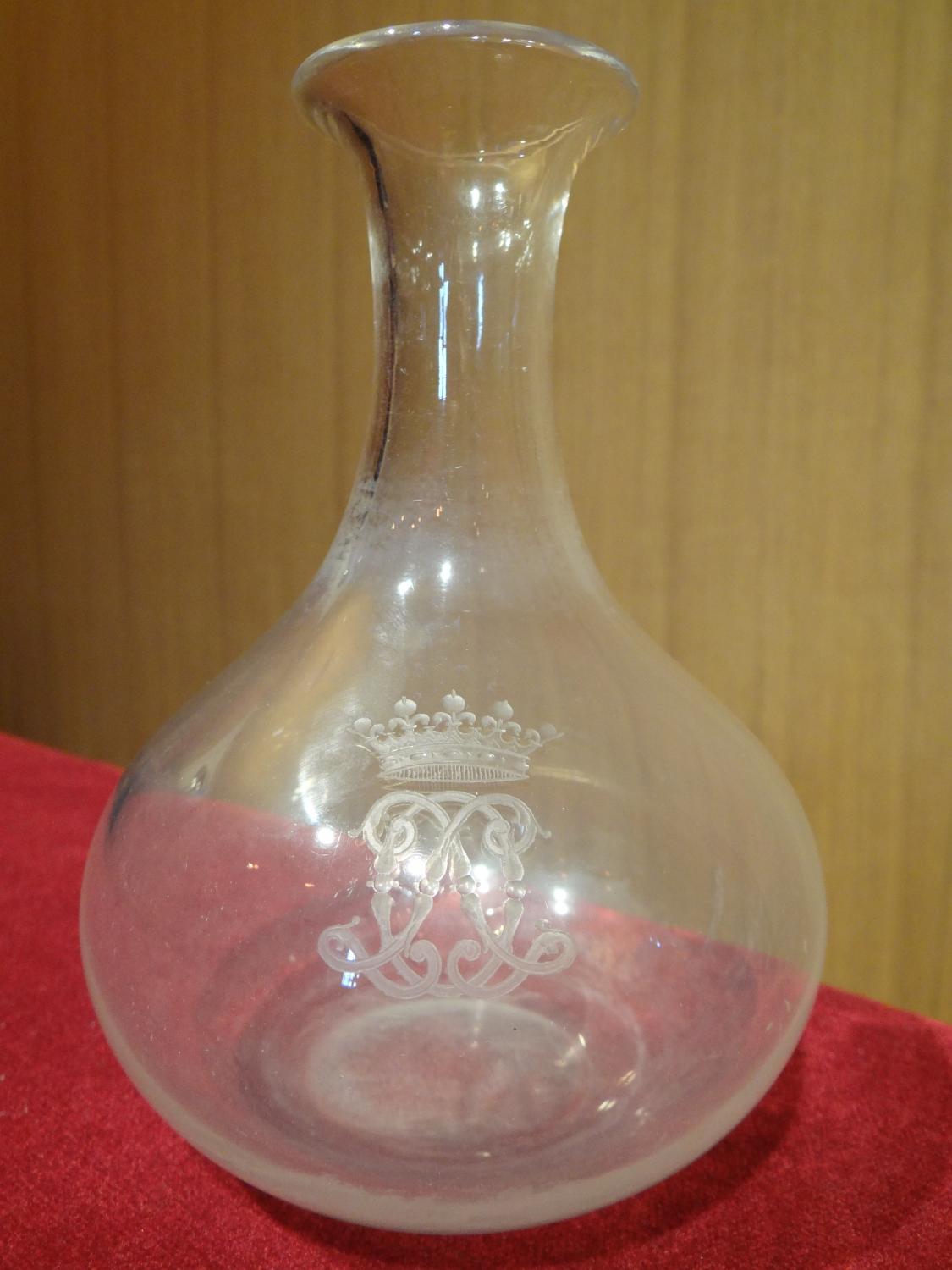 Carafe au chiffre de Louis d'Orléans duc de Nemours