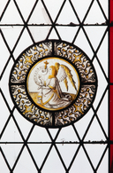 Verrière : ange de l' Annonciation, buste d' évêque (baie 7), verrière à personnages